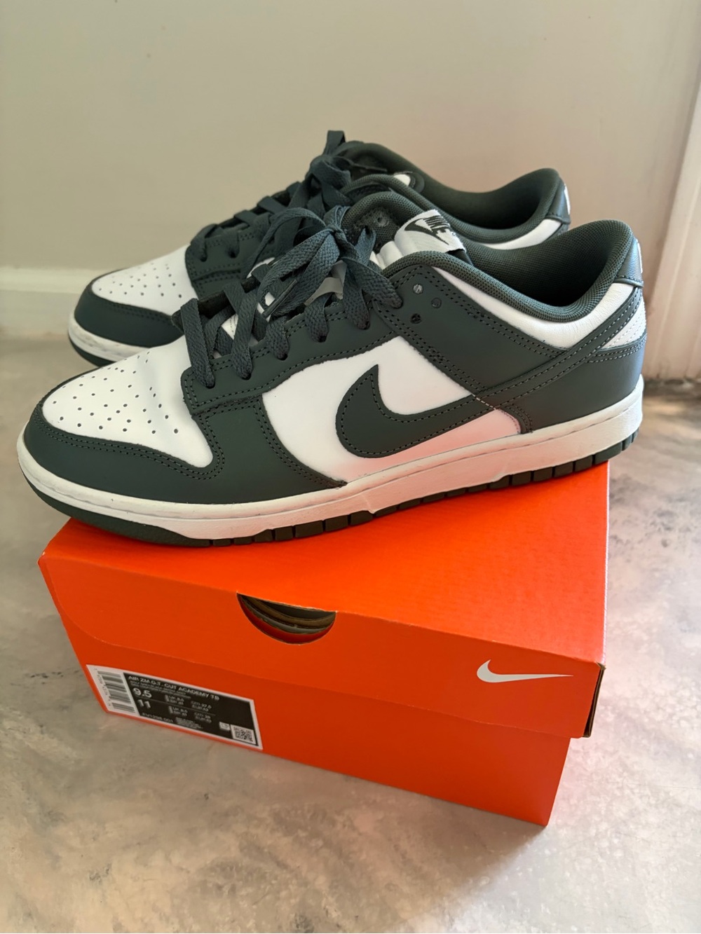 Mens green and white Nike dunks.